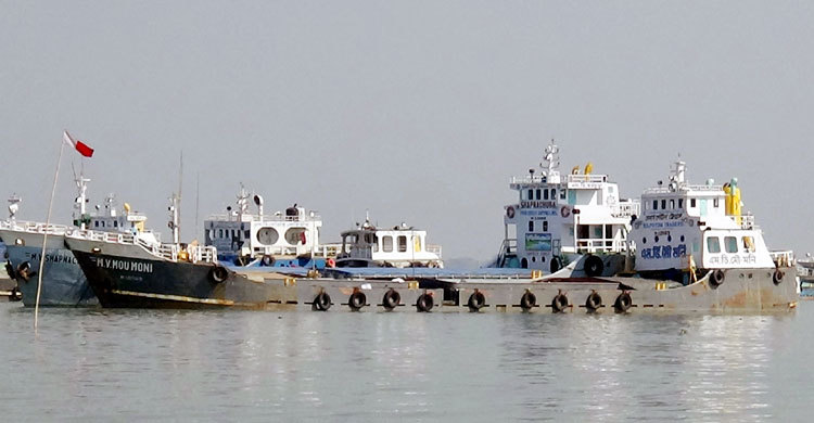 নাব্য-সঙ্কটে দৌলতদিয়ায় আটকে থাকছে পণ্যবাহী জাহাজ