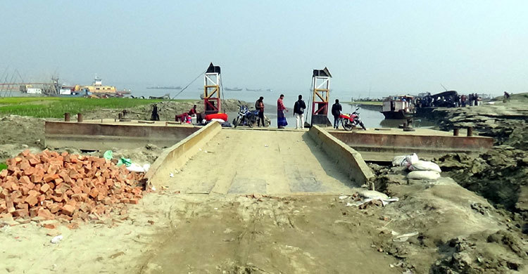 ১৮ দিন বন্ধ রাজবাড়ী-পাবনার ফেরি যোগাযোগ
