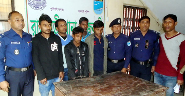 স্কুলছাত্রীকে মেসে নিয়ে বন্ধুরা মিলে গণধর্ষণ