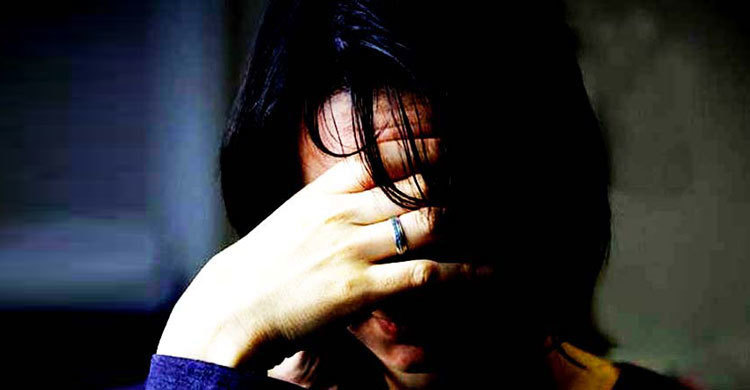 মরিচের গুঁড়া ও দায়ের কোপে ধর্ষণ থেকে রক্ষা