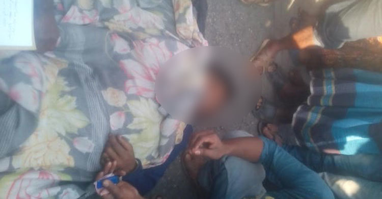 সাইড না দেয়ায় দুইজনকে চাপা দিয়ে মেরে ফেলল ট্রাক