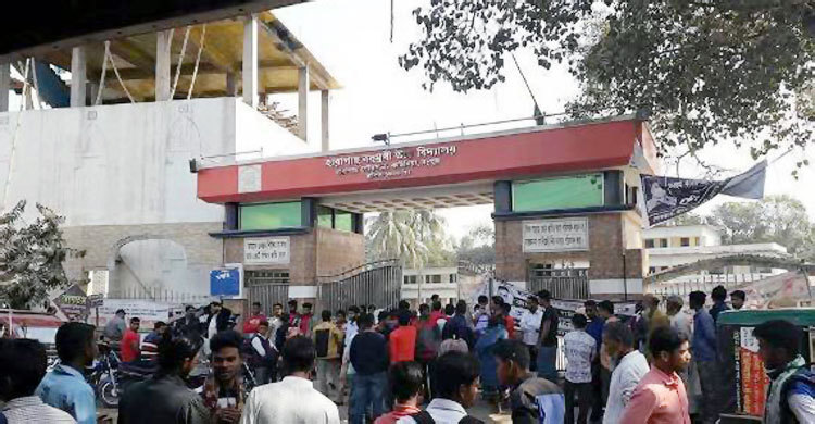 পরীক্ষার্থী চারজন, দায়িত্বে ৪২ জন