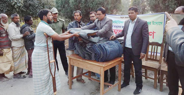 শীতার্তদের মুখে হাসি ফোটাল ‘পাউবো’