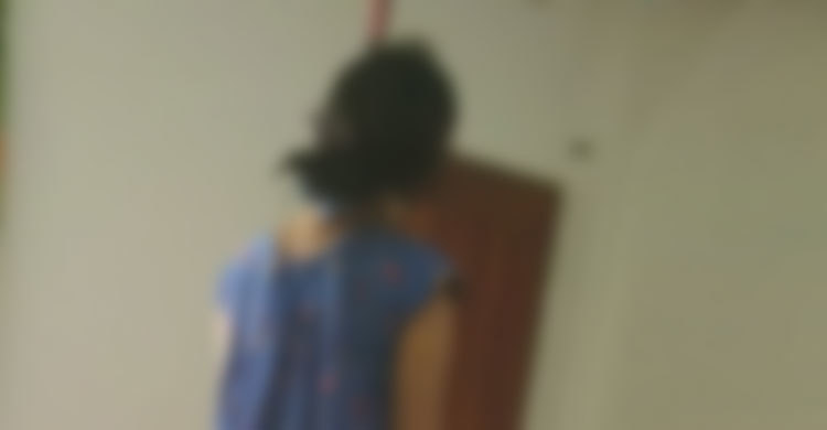 শ্বশুর-শাশুড়ির সামনে পুত্রবধূর আত্মহত্যা