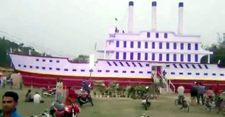 টাইটানিকের আদলে পূজা মঞ্চ