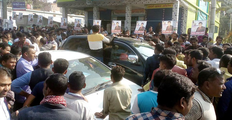 আ.লীগ সভাপতি-সম্পাদকের গাড়ি ঘেরাও