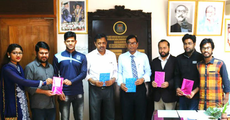শেকৃবির শিক্ষার্থীদের বইয়ের মোড়ক উন্মোচন