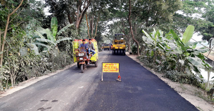 ক্ষোভে কাজ বন্ধ করে দিলেন এলাকাবাসী