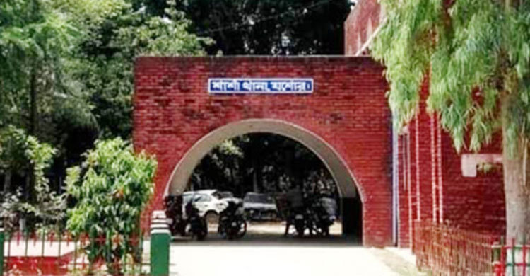 শার্শায় স্বর্ণ চোরাচালানকালে দুই এএসআই গ্রেফতার