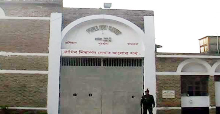 স্কুলছাত্রীকে চুমু দিয়ে ৩ বন্ধু কারাগারে