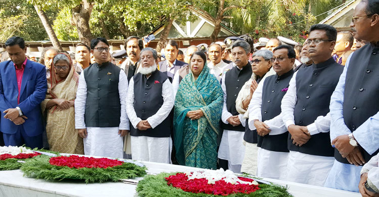 টুঙ্গিপাড়ায় বঙ্গবন্ধুর সমাধিতে স্পিকারের শ্রদ্ধা