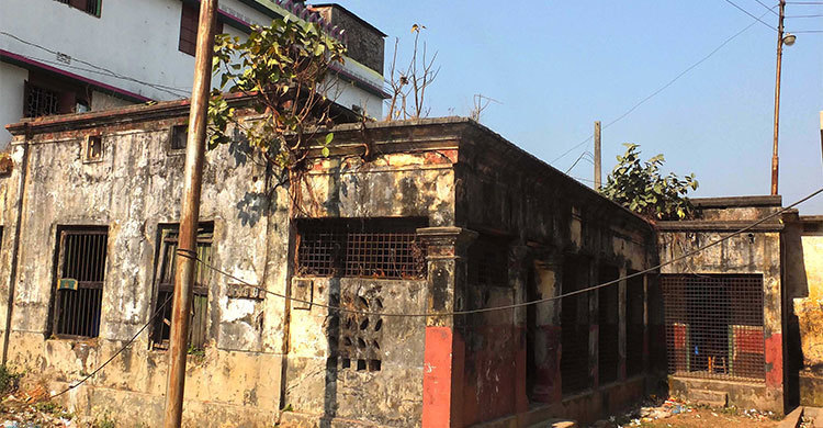 মাথার ওপর ছাদ ঝুলছে, তার মধ্যেই চিকিৎসা চলছে