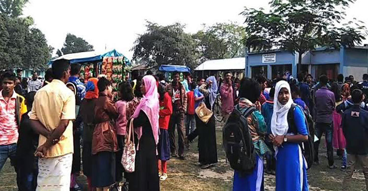 মায়ের লাশ বাড়িতে রেখে পরীক্ষা কেন্দ্রে রেজিনা