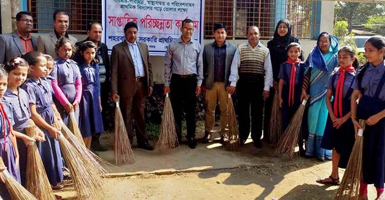 ঝাড়ু হাতে বিদ্যালয়ে ডিসি