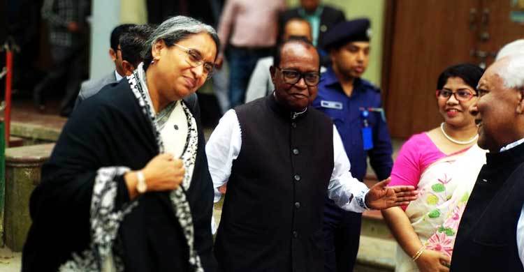 পরীক্ষা শুরুর আধা ঘণ্টা আগেই কেন্দ্রে গেলেন মন্ত্রী