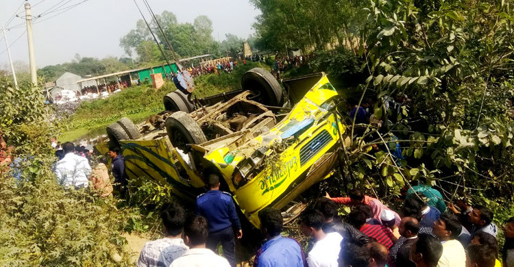 ওভারটেক করতে গিয়ে উল্টে গেল বাস