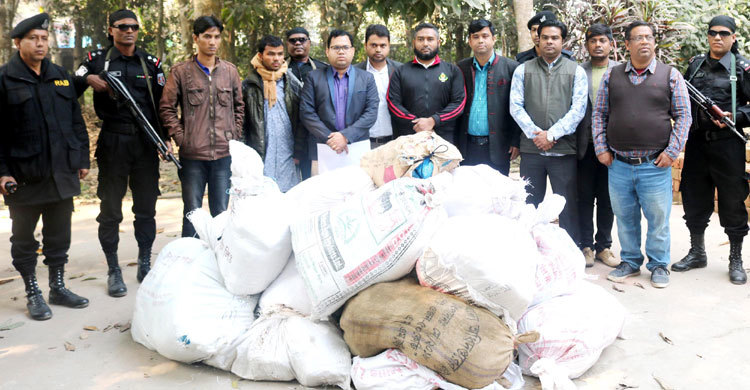 টাঙ্গাইলে ২১ মণ পলিথিন জব্দ