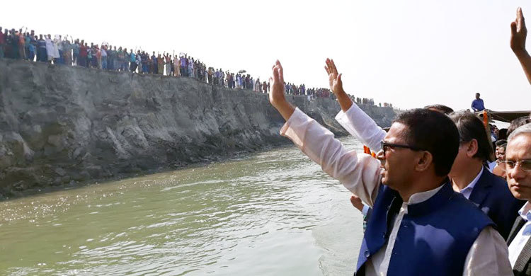 নদীতে উপমন্ত্রী, পাড়ে মানুষের অপেক্ষা