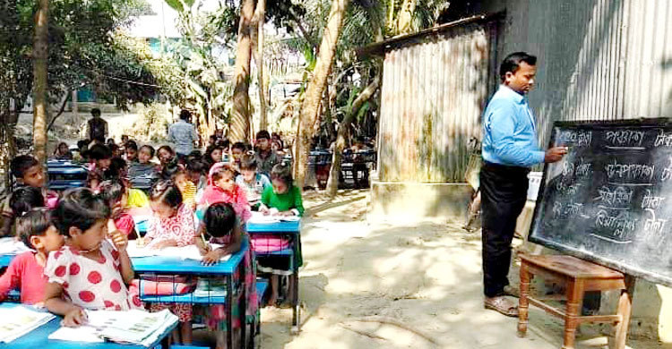 কমে যাচ্ছে শিক্ষার্থী