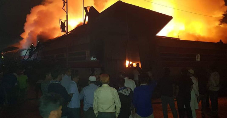 টঙ্গীতে টেক্সটাইল মিলের সুতার গোডাউনে আগুন