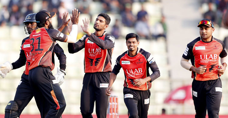 টস জিতে বোলিংয়ে খুলনা