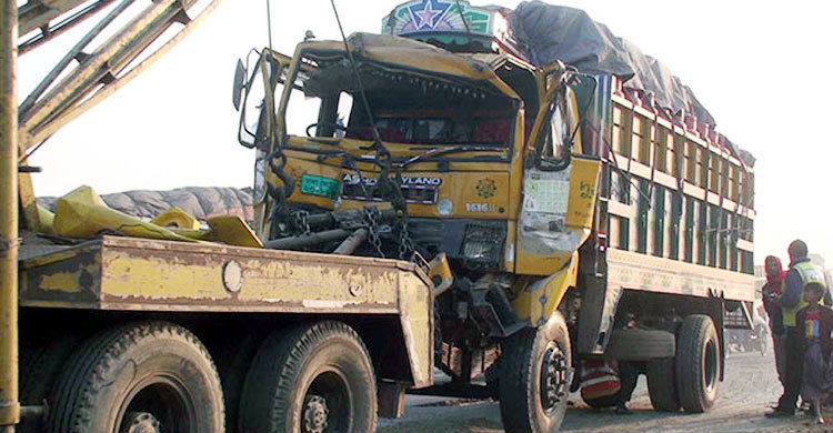 থেমে থাকা ট্রাকে অপর ট্রাকের ধাক্কায় চালক নিহত