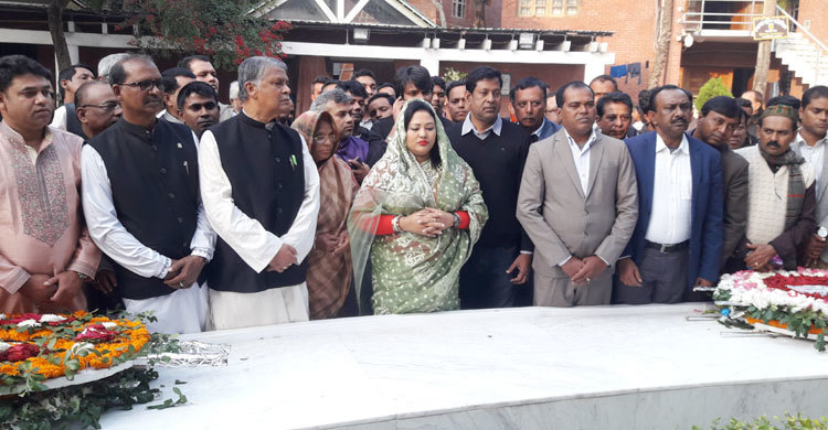 টুঙ্গিপাড়ায় বঙ্গবন্ধুর সমাধিতে শ্রদ্ধা জানালেন মমতাজ