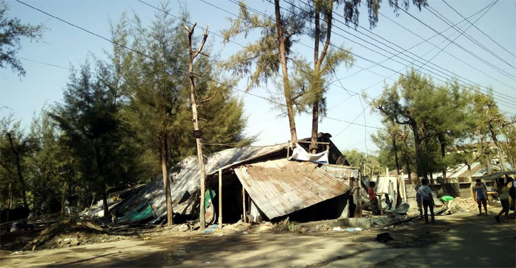 সৈকতের অবৈধ স্থাপনা উচ্ছেদ