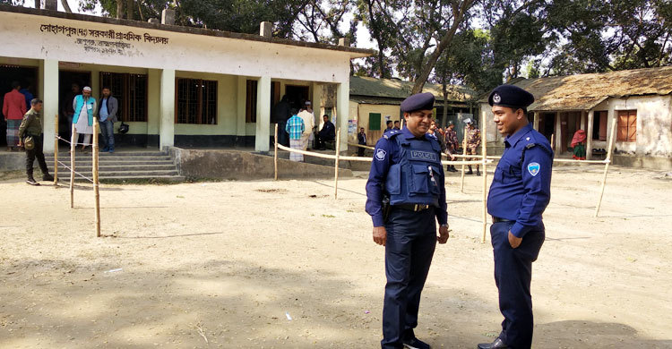 ফাঁকা ভোটকেন্দ্রে অলস সময় কাটাচ্ছে আইনশৃঙ্খলা বাহিনী