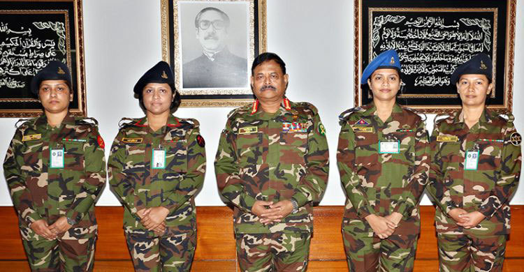 4 women army officials adorned with Lt Col badge