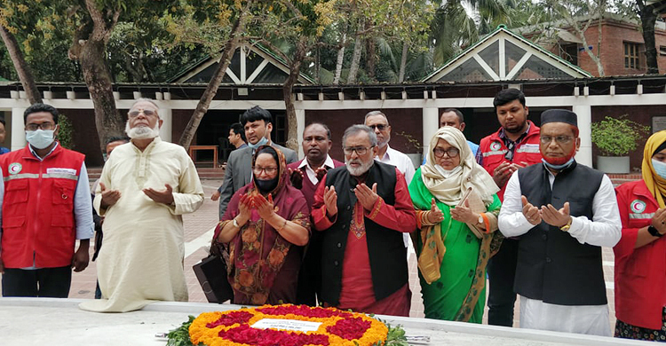 বঙ্গবন্ধুর সমাধিতে গোপালগঞ্জ রেড ক্রিসেন্টের শ্রদ্ধা