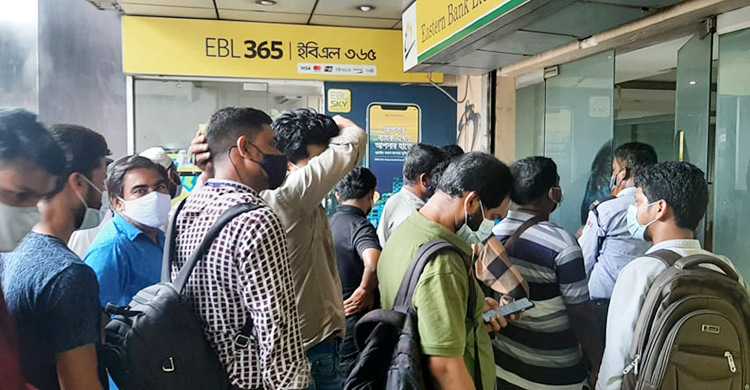 ব্যাংকে নগদ টাকা উত্তোলনে গ্রাহকের ভিড়