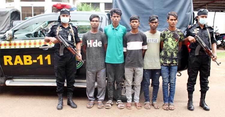 বিদেশি অস্ত্রসহ ‘ডেঞ্জার গ্রুপের’ ৫ সদস্য আটক | শুক্রবার, ১৯ আগস্ট ২০২২