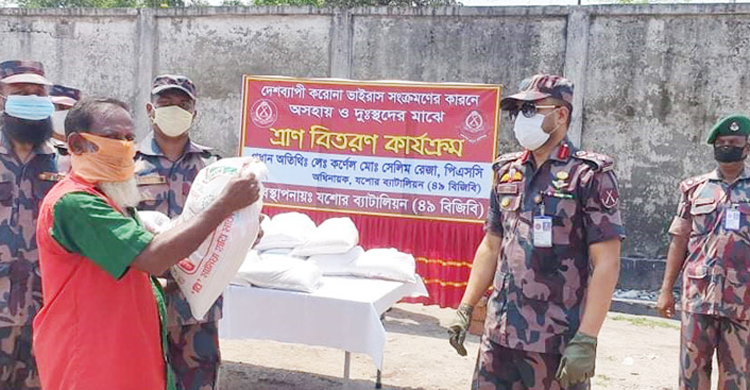 বেনাপোলে ১৪শ পরিবারকে খাদ্যসামগ্রী দিলো ৪৯ বিজিবি ব্যাটালিয়ন