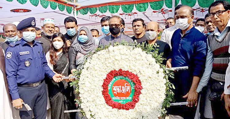 ভাষা শহীদ সালামের স্মৃতিস্তম্ভে জনতার ঢল