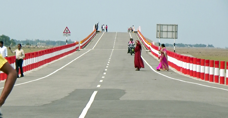 ‘স্বপ্নের সড়কে’ ছুটে আসছেন হাজারো মানুষ