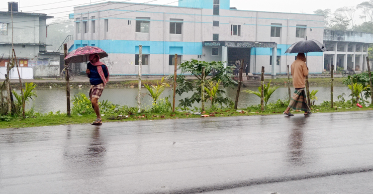 বরগুনায় গুঁড়ি গুঁড়ি বৃষ্টি, জনজীবনে দুর্ভোগ