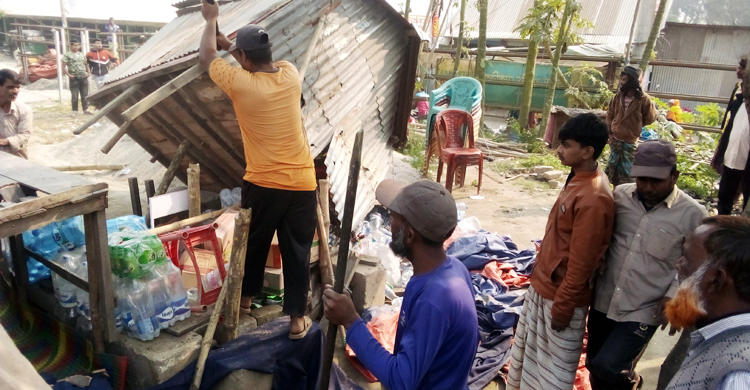 কামারখন্দ রেলওয়ে স্টেশনে অবৈধ স্থাপনা উচ্ছেদ