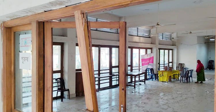 নারায়ণগঞ্জে টিকার বুথে হামলা-ভাঙচুর