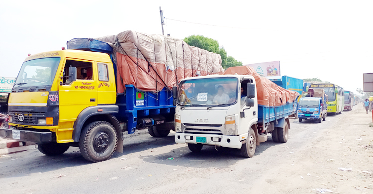 দৌলতদিয়ায় যানবাহনের দীর্ঘ সারি