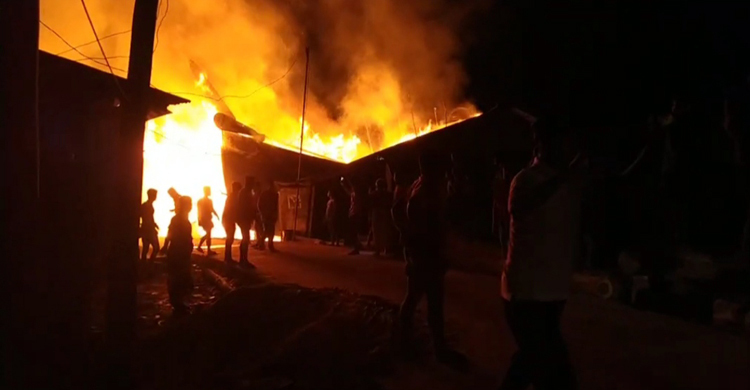 পাথরঘাটায় ডকইয়ার্ডে আগুন, ৫ ট্রলার পুড়ে ছাই