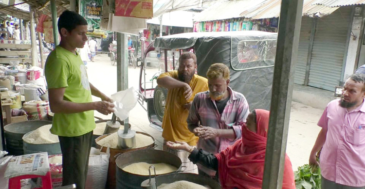 হিলির খুচরা বাজারে চালের দাম কেজিতে বেড়েছে ১০ টাকা