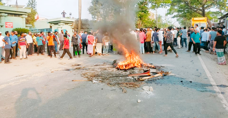 সিদ্ধিরগঞ্জে বকেয়া বেতন-বোনাসের দাবিতে বিক্ষোভ