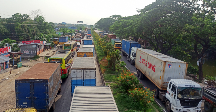 ঢাকা-চট্টগ্রাম মহাসড়কের সাড়ে ৪ কিলোমিটার এলাকায় যানজট
