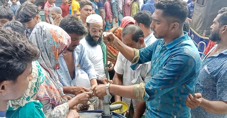 কলাপাড়ায় সয়াবিন তেল মজুত রাখায় দুই দোকানির জরিমানা