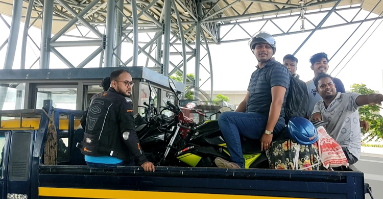 পিকআপে পদ্মা সেতু পার হচ্ছে মোটরসাইকেল