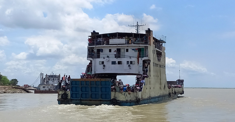 মোটরসাইকেল-যাত্রী নিয়ে দৌলতদিয়া ছাড়লো ‘মতিউর’
