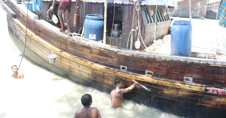 নিষেধাজ্ঞার পর মাছ ধরার অপেক্ষায় পটুয়াখালীর জেলেরা