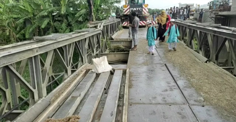 শরীয়তপুরে ব্রিজের পাটাতন খুলে যান চলাচলে ভোগান্তি