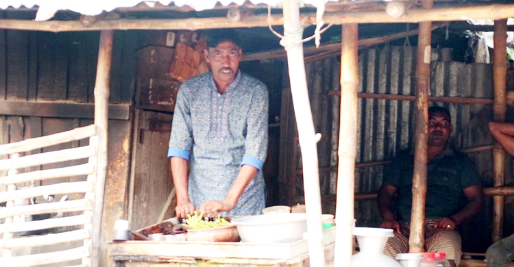 চা বিক্রেতা জনপ্রতিনিধি, জনগণের সমস্যার সমাধান নিজের দোকানেই